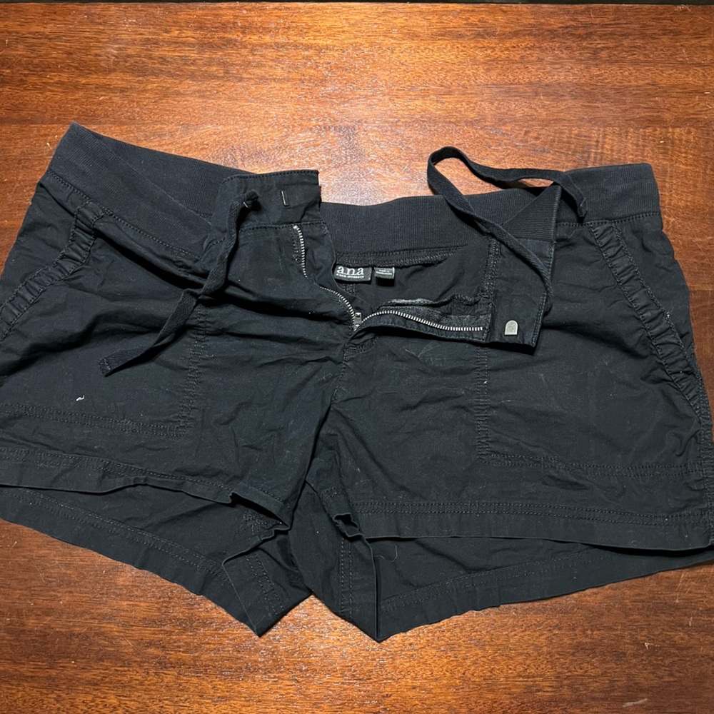 Women’s a.n.a. Black knit waist casual shorts